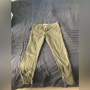 Straight leg colored jeans. Green.